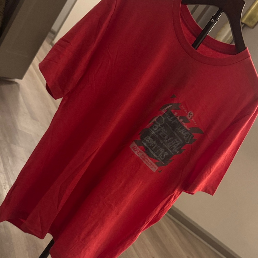 🔥 UFC Men's Red Graphic Crewneck T‑Shirt🔥 BRAND NEW WITH TAGS ❣️